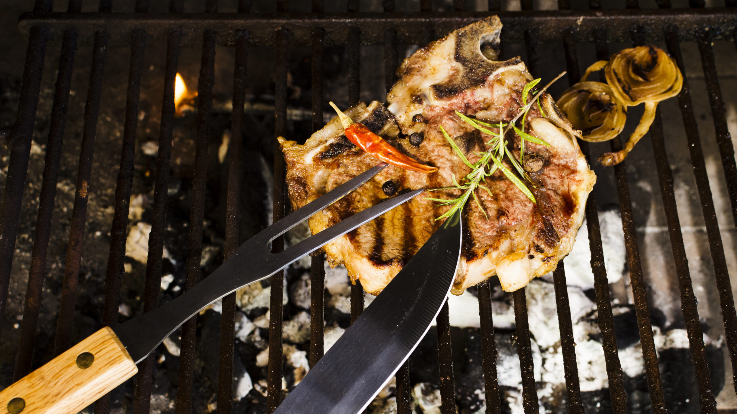 meat-grilling-with-spices-charcoals